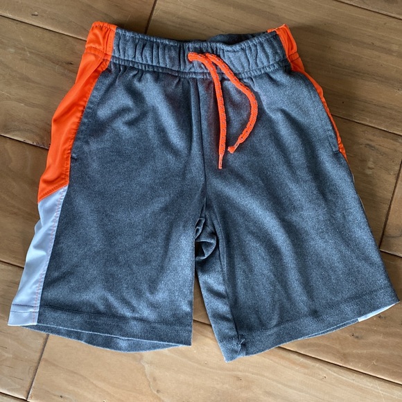 Retro Old Navy printed cargo shorts.  Boys 5t - Picture 6 of 8